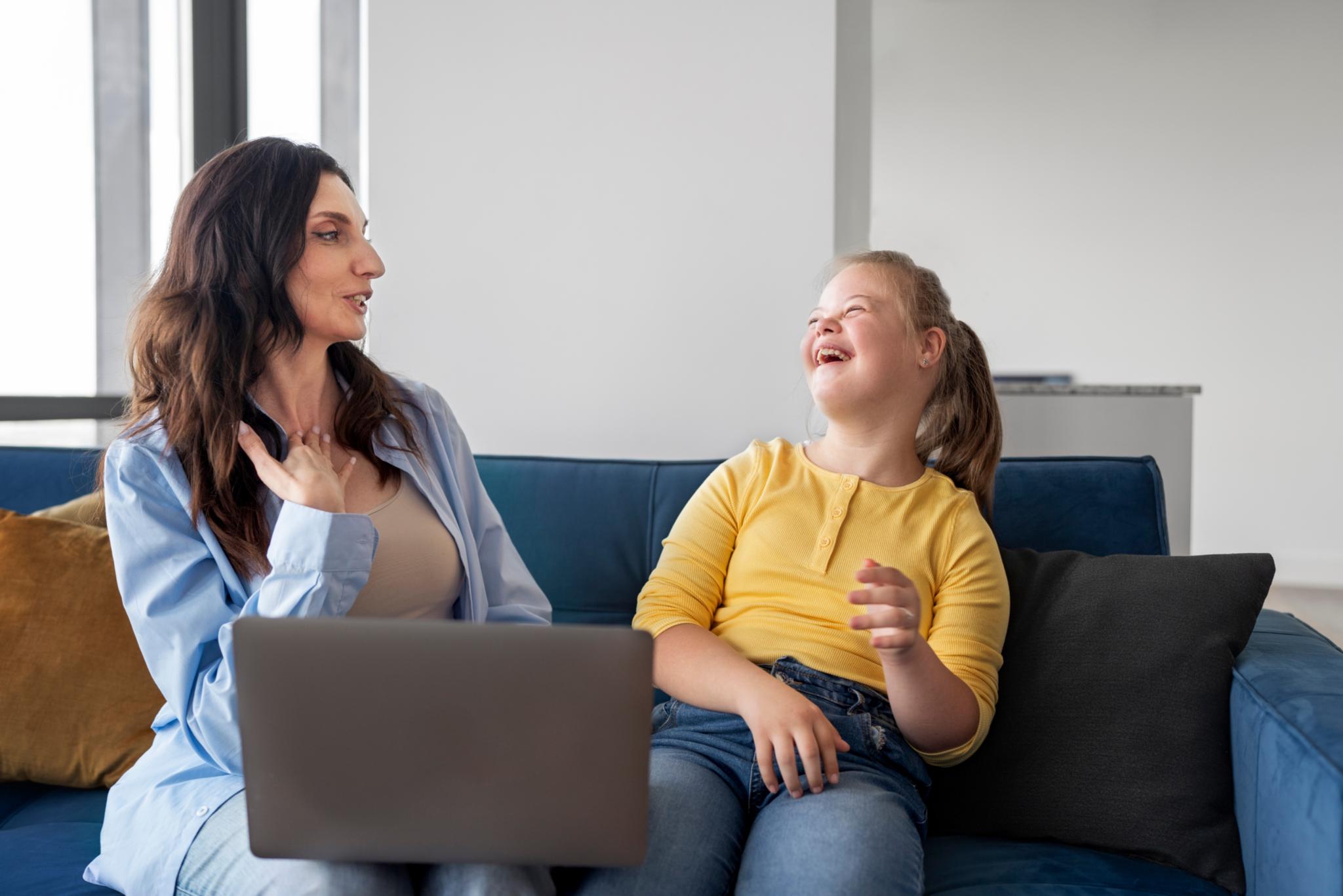 Frau mit einem Mädchen mit Behinderung von freepik.com