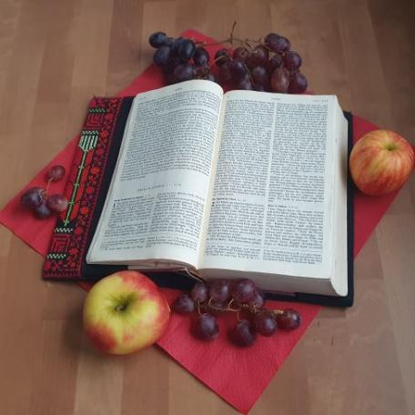 geoeffnete_Bibel_Obst_quer